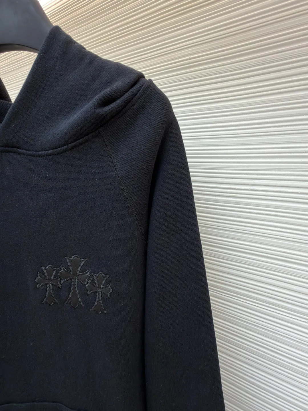 P490 Chrome Hearts logo hooded sweatshirt ●Original version: Purchased and developed by 15998 ●Item number: 1682026-B15 ●Fabric: interwoven air cotton fabric ●Technology: patch embroidery production ●Color: black ●Version: Loose fit ●Weight: about 1015 grams ●Size: S-M-L-XL ●Description: Customized heavy fortress interwoven air cotton, full texture, thick and solid, based on high-end soot tone With a sense of beauty that coexists with vicissitudes of life and elegance, the CHRO heart cross appliqué decoration on the chest becomes the ultimate interpretation of the dark Gothic style. The CH Gothic font is the finishing touch on the back page, letting the totem become your spiritual thorn. The logo iron plate sways slightly with the swing of the body, adding a sense of movement and vitality. It is unobtrusive but has an indescribable aura. It interprets the perfect blend of retro and luxury, using imported machine appliqué technology. Using advanced computer control systems and precision mechanical components, the Chrome Hearts logo appliqué embroidery operation is realized, showing an embroidery effect with both clarity and three-dimensionality. The fabrics have been washed, have a better hand feel, are not easy to deform, are not easy to shrink, are not easy to fade, and maintain long-term beauty. The overall wiring is straight and delicate, the fabric is comfortable and soft, and the color is consistent without color difference. It can be matched with the same style to create a fashionable look and control various occasions. Customized accessories, complete with three standards, same style for men and women!